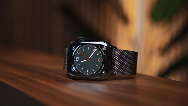 Màu than chì của Apple Watch Series 8 là một màu huyền bí và cực tôn da phù hợp với những người có phong cách tính tế, lịch lãm
